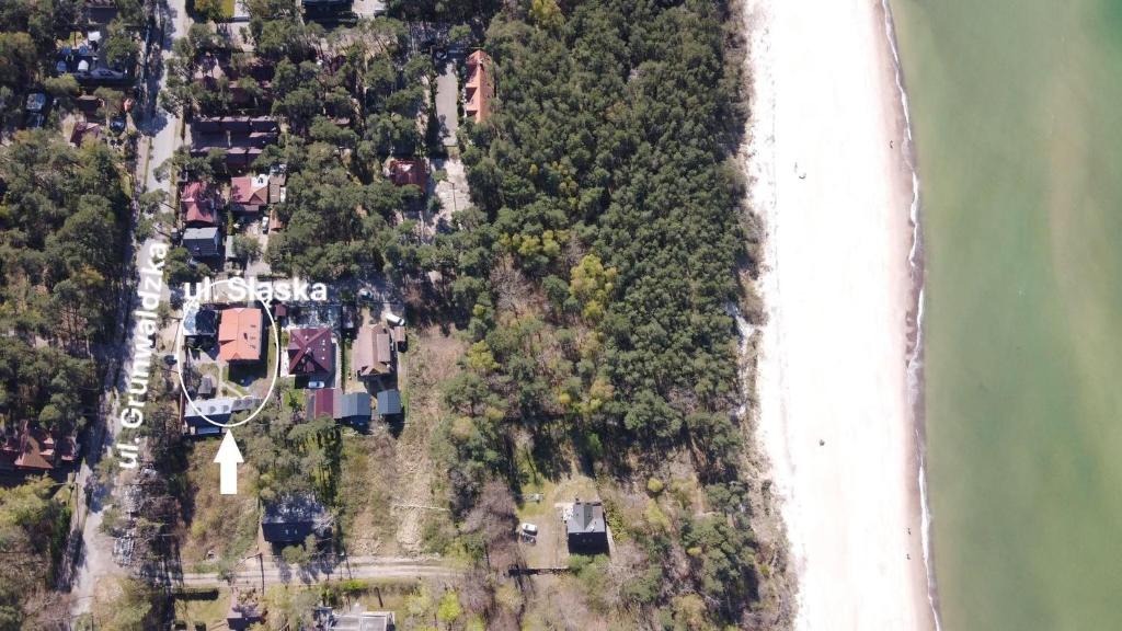 una vista aérea de una casa junto a la playa en Domki i Apartamenty El-Piero en Pobierowo