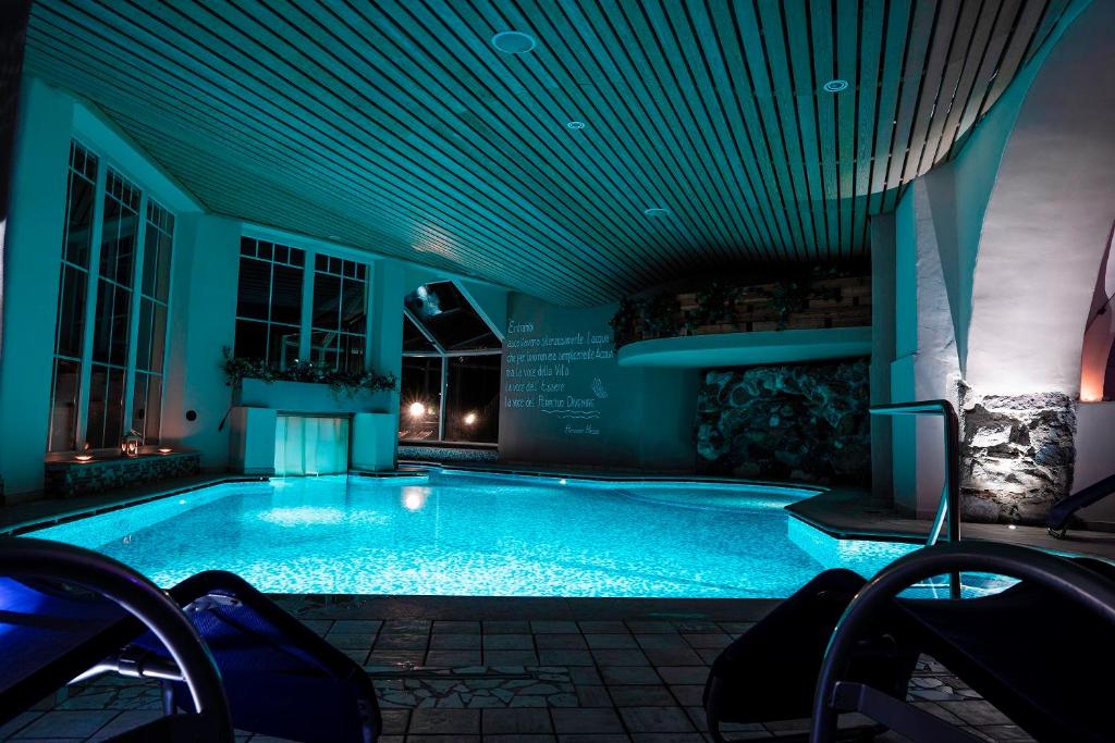 Bazén v ubytování Albergo Cavallino Bianco nebo v jeho okolí