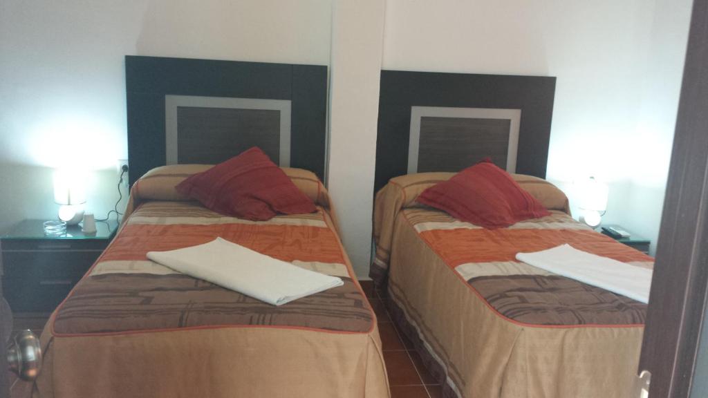 Łóżko lub łóżka w pokoju w obiekcie Pension Gran Plaza