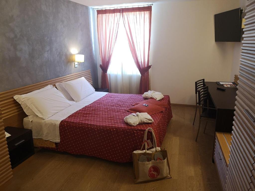Postel nebo postele na pokoji v ubytování Albergo Cavallino Bianco