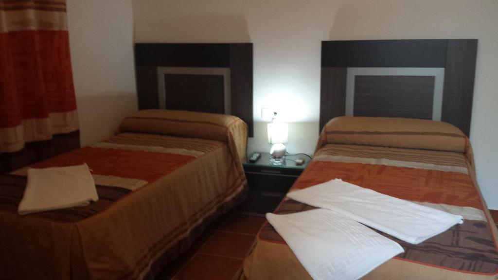 pokój z 2 łóżkami w pokoju w obiekcie Pension Gran Plaza w Sewilli