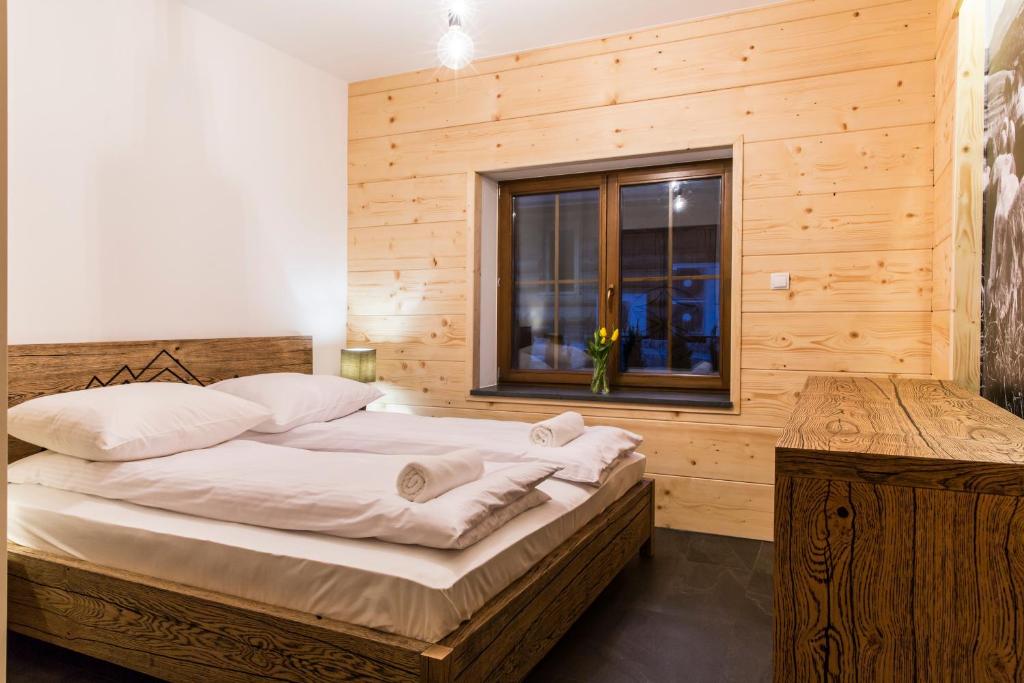 Posteľ alebo postele v izbe v ubytovaní udanypobyt Apartamenty Czorsztyn