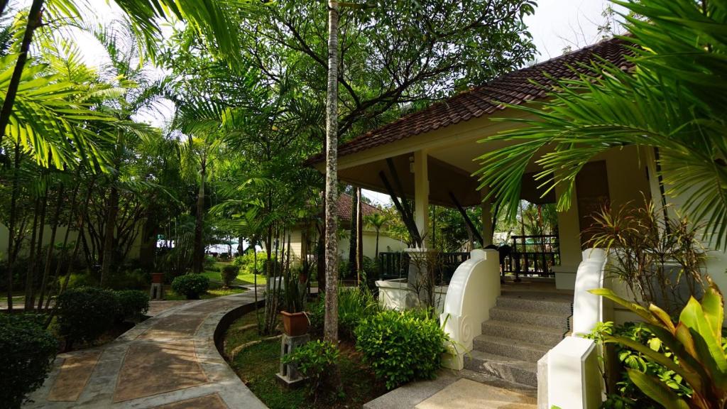 Zahrada ubytování Baan Khaolak Beach Resort