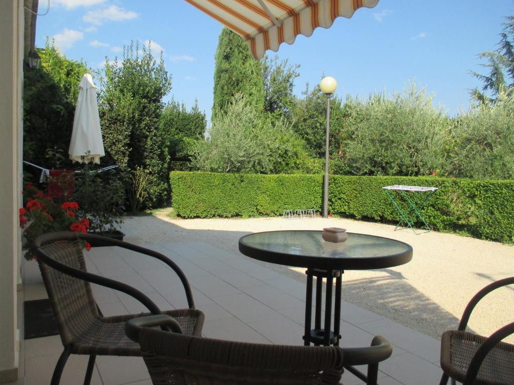 Vonkajšia záhrada v ubytovaní Apartment near center,beach,bus +free parking