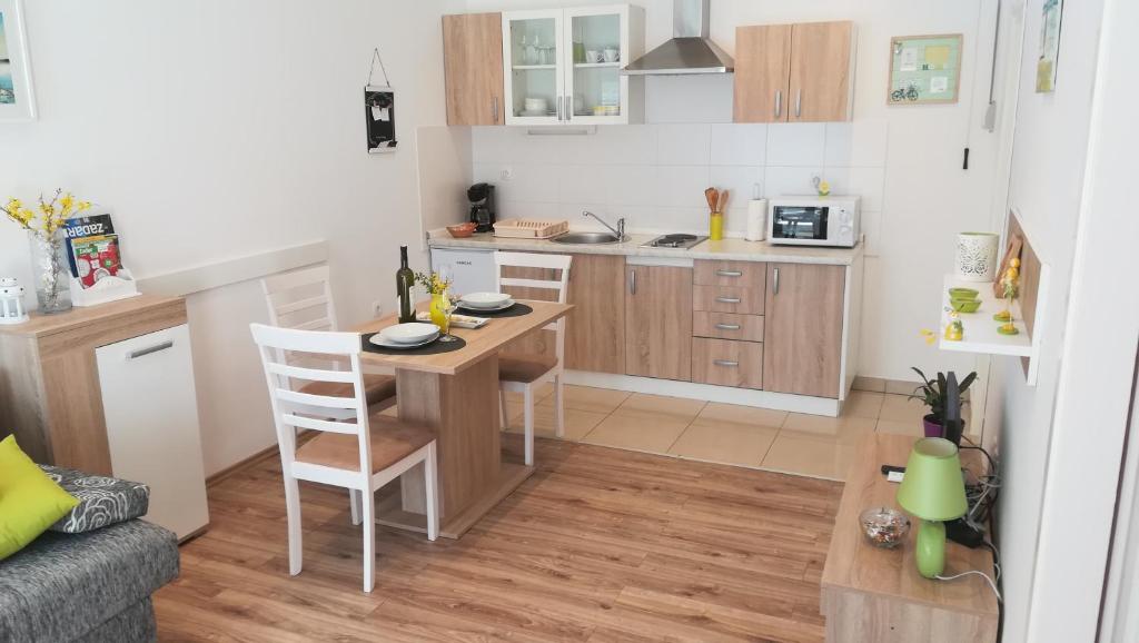 Kuchyňa alebo kuchynka v ubytovaní Apartment near center,beach,bus +free parking