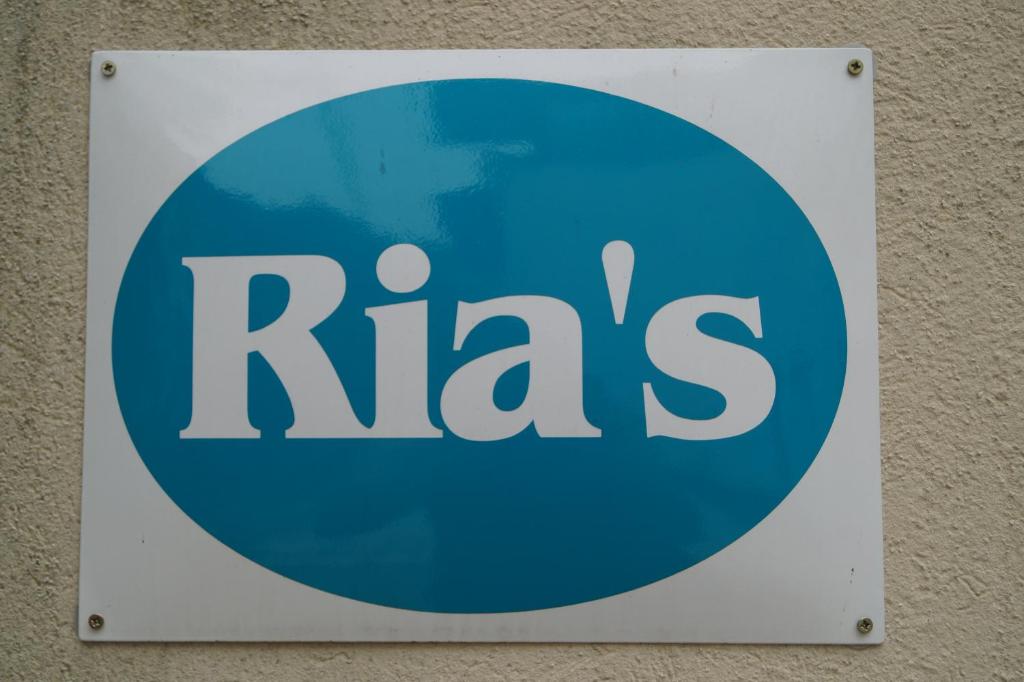 Ria's Apartment في بودابست: يوجد علامة للتدريس على مبنى