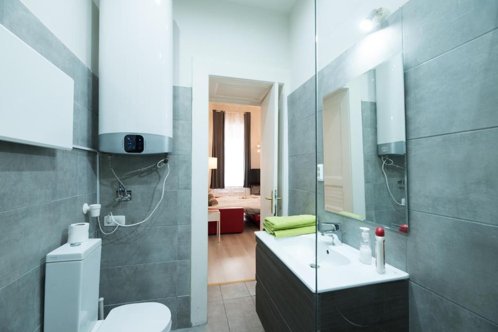 Kúpeľňa v ubytovaní BudapestEasyFlat Oktogon Lux