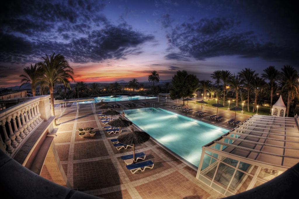The swimming pool at or close to Hotel Victoria