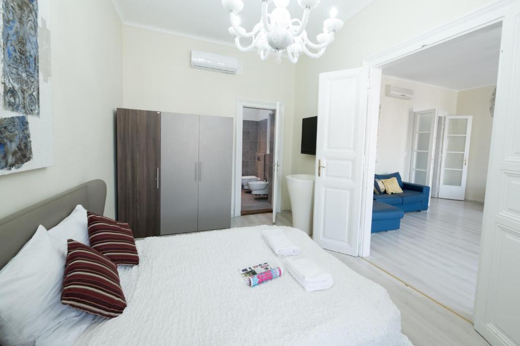 Posteľ alebo postele v izbe v ubytovaní BudapestEasyFlat Oktogon Lux