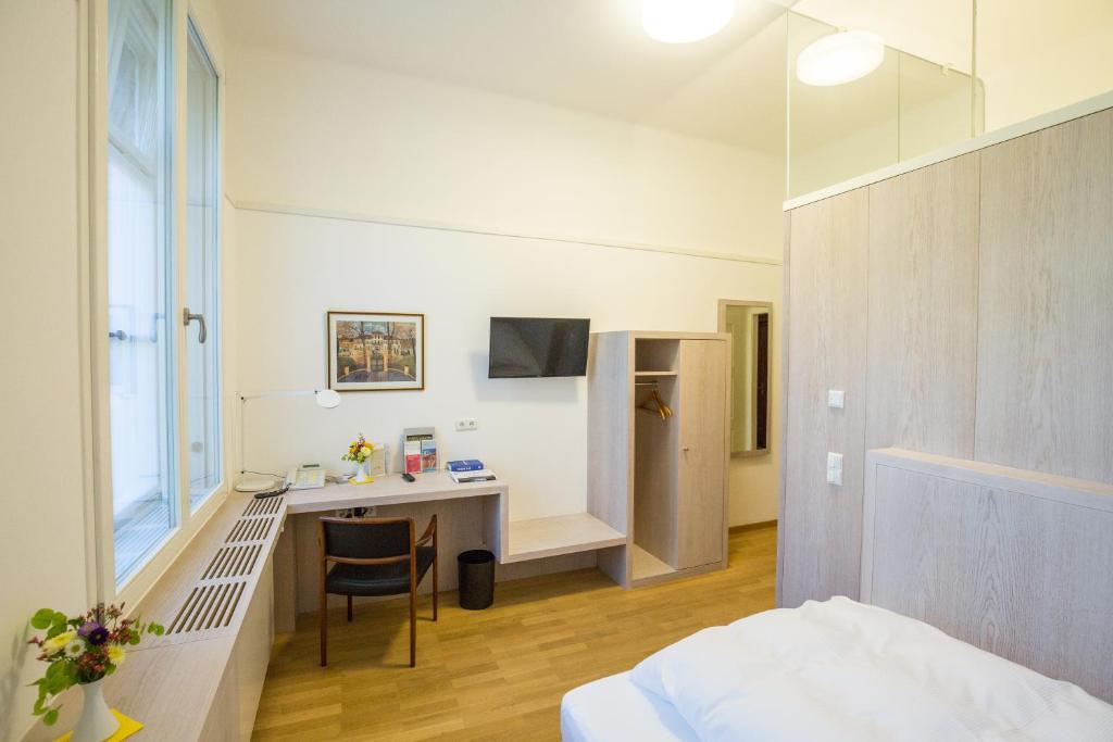 TV a/nebo společenská místnost v ubytování Gästehaus der Katholischen Akademie in Bayern