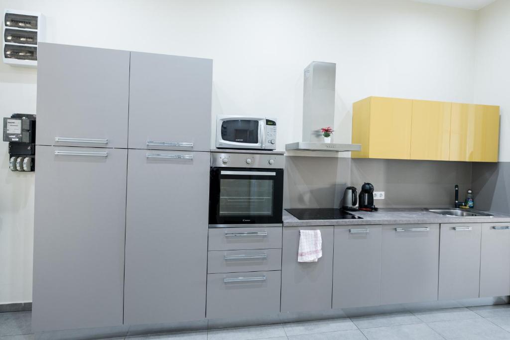 Kuchyňa alebo kuchynka v ubytovaní BudapestEasyFlat Oktogon Lux