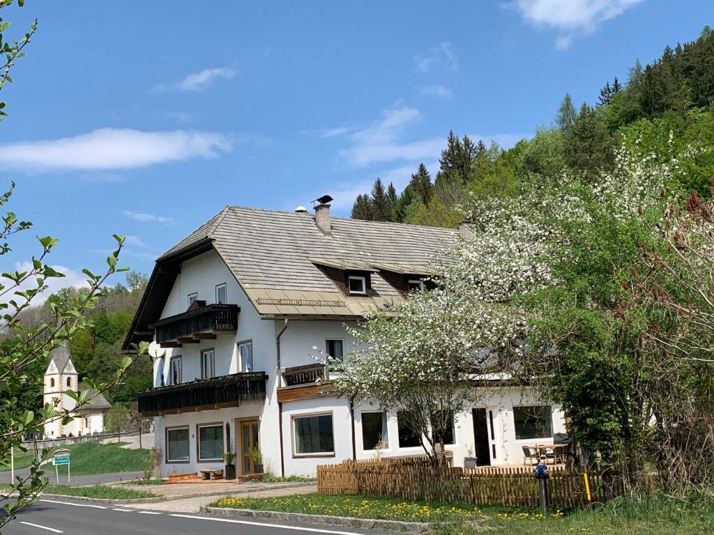 ein weißes Haus mit einem Vogel drauf in der Unterkunft Bergbude in Oberferlach