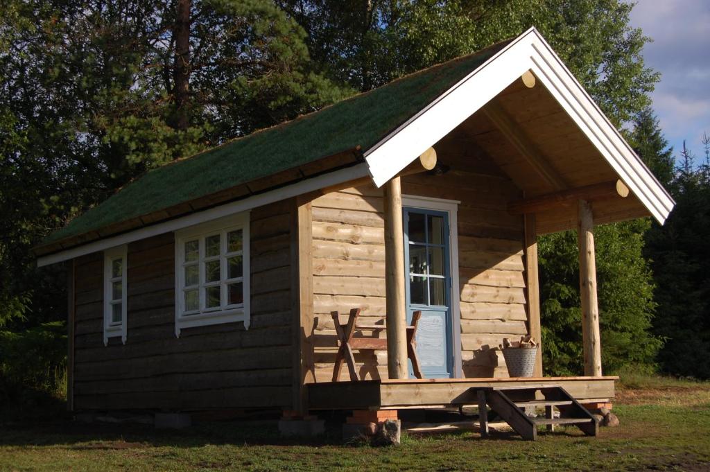 een kleine houten hut met een schuin dak bij Lycka in Torestorp