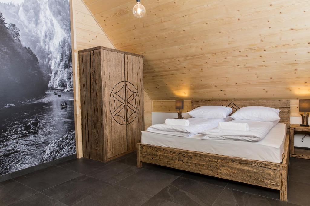 Posteľ alebo postele v izbe v ubytovaní udanypobyt Apartamenty Czorsztyn