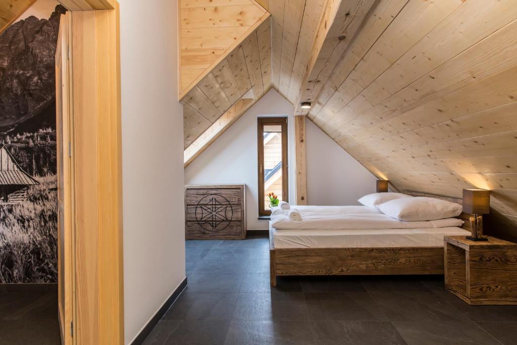 Posteľ alebo postele v izbe v ubytovaní udanypobyt Apartamenty Czorsztyn