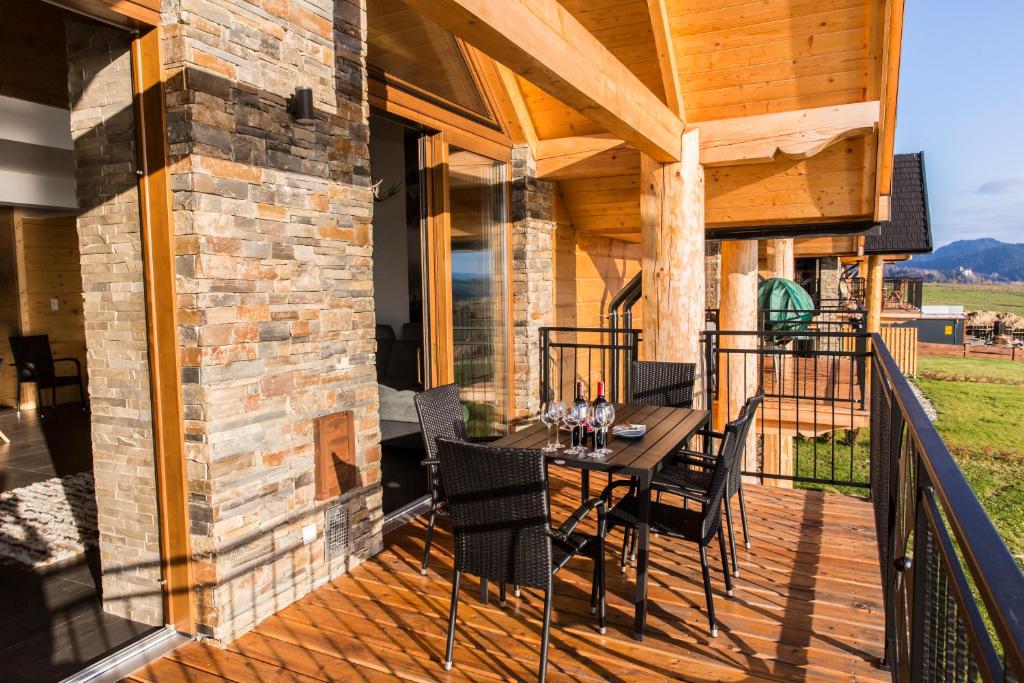 Balkón alebo terasa v ubytovaní udanypobyt Apartamenty Czorsztyn