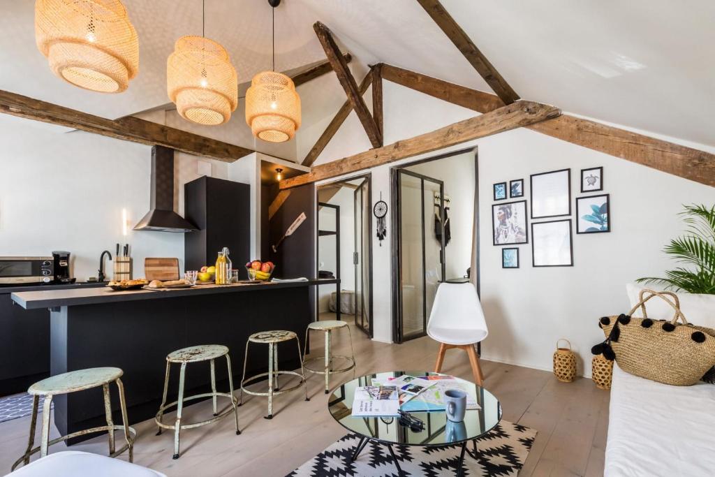 ビアリッツにあるBOHO KEYWEEK Apartment ideally located in Biarritzの梁出し天井のキッチン&リビングルーム
