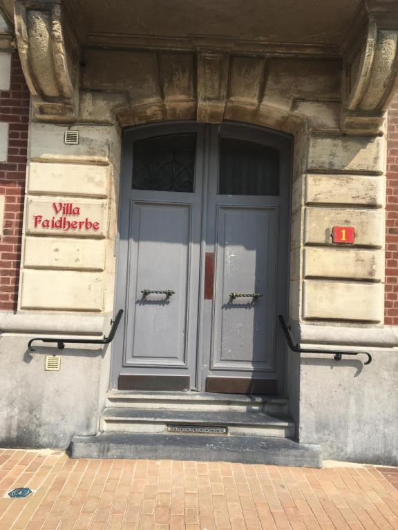 una puerta en el lateral de un edificio en Chambres d'hotes Villa Faidherbe B&B, en Dunkerque