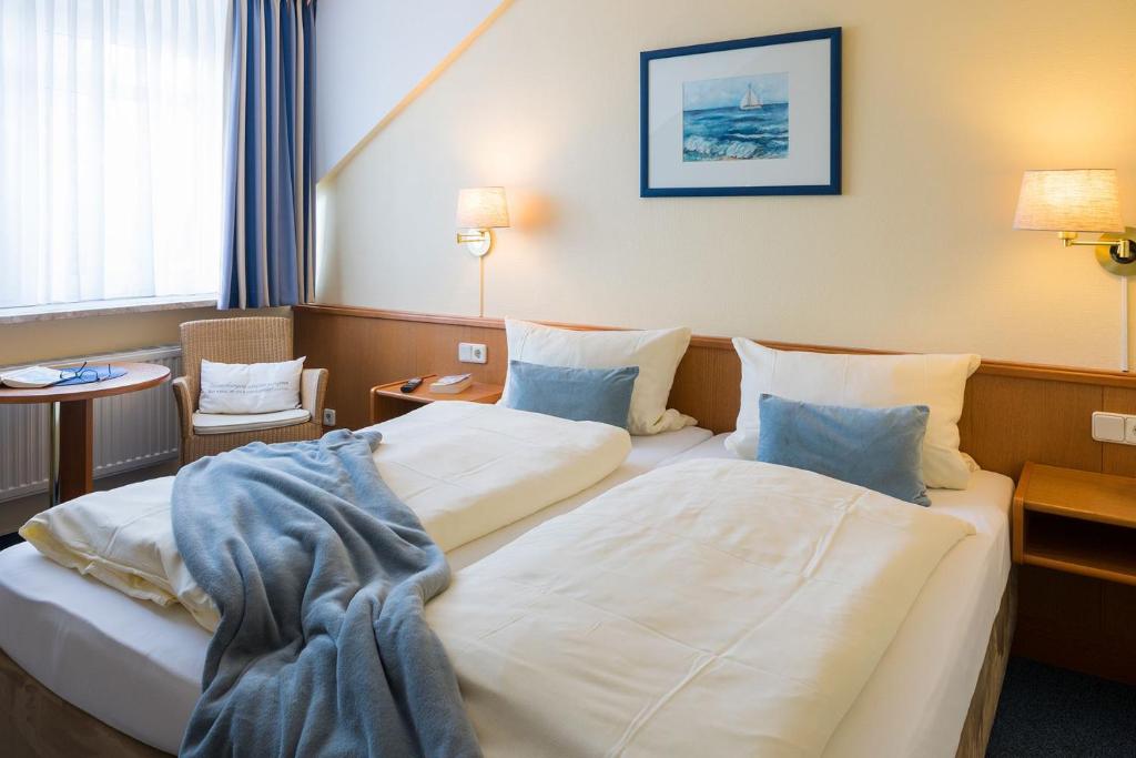 um quarto de hotel com uma cama grande num quarto em FineApartment Alt Duvenstedt em Alt Duvenstedt