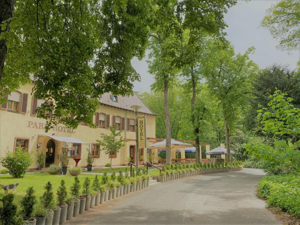 una carretera frente a un edificio con árboles en Parkhotel Zirndorf, en Zirndorf