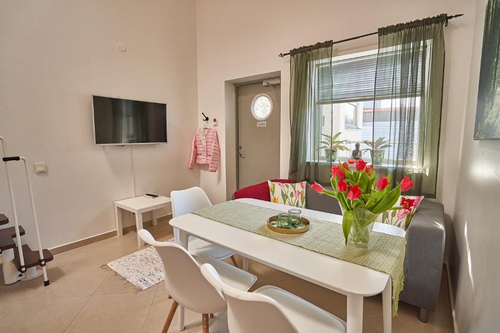 TV a/nebo společenská místnost v ubytování Staylong Hotell