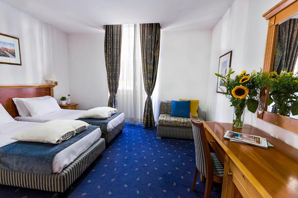 Postel nebo postele na pokoji v ubytování Hotel Diplomatic