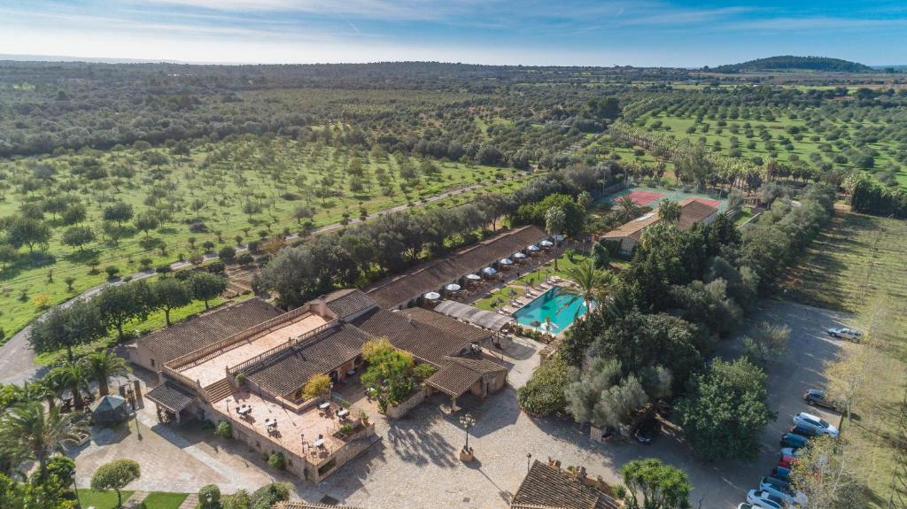 uma vista aérea de uma mansão com uma piscina e árvores em Sa Bassa Rotja Ecoturisme em Porreres
