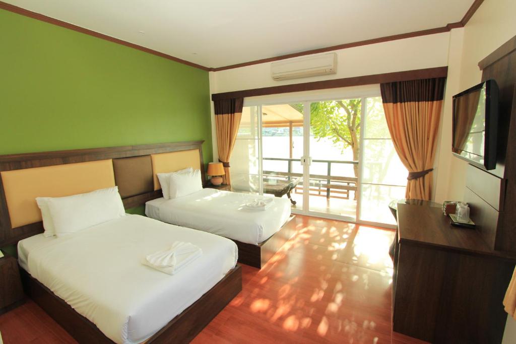 Pokój hotelowy z 2 łóżkami i balkonem w obiekcie Baantip Suantong w mieście Amphawa