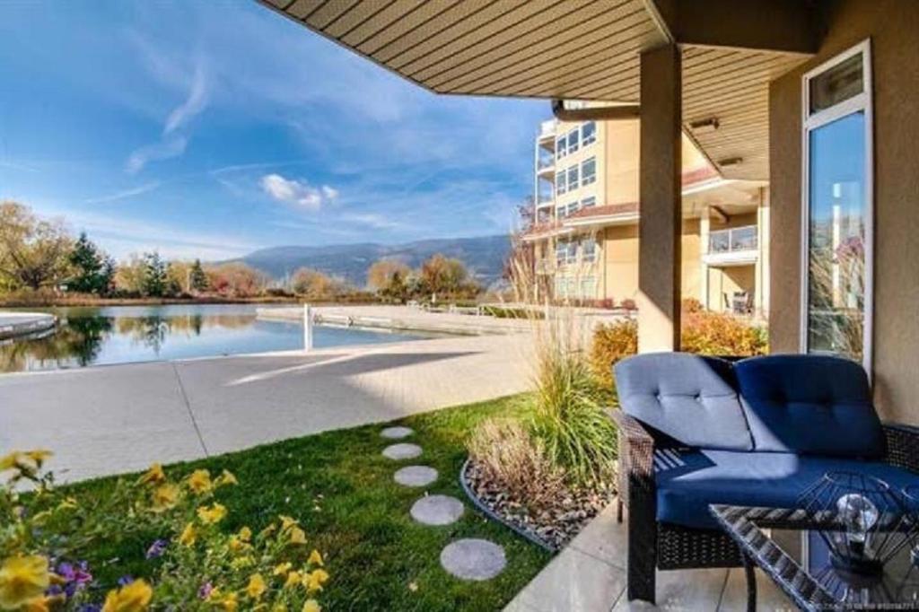 eine Terrasse mit einem Stuhl und Seeblick in der Unterkunft Tranquil Waterfront Condo in Kelowna