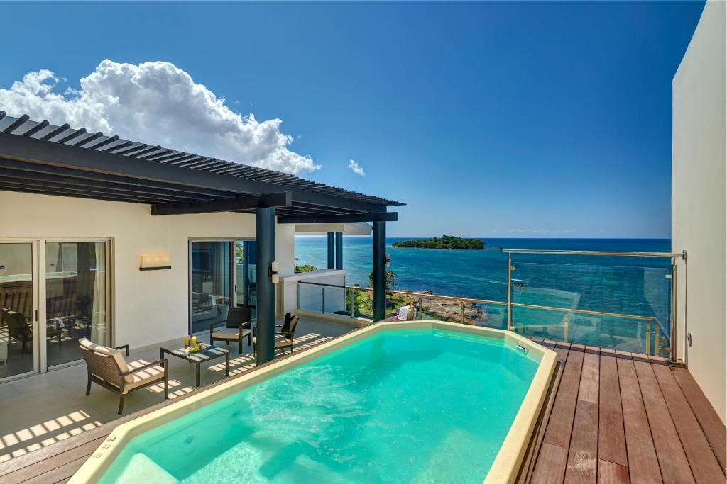 Bazén v ubytování Royalton Negril, An Autograph Collection All-Inclusive Resort nebo v jeho okolí