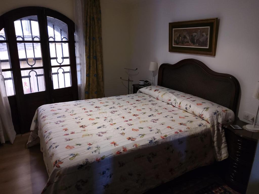タラゴナにあるAcogedor apartamento en el corazon medieval de Tarragonaのベッドルーム1室(掛け布団付きのベッド1台付)