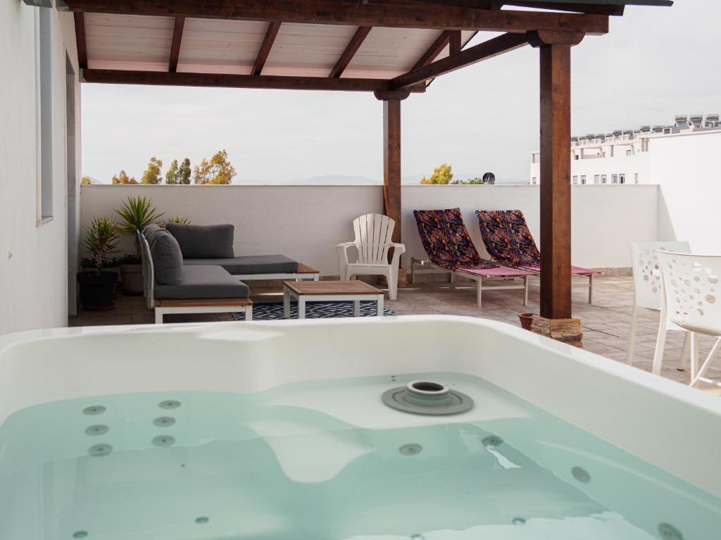 bañera en la parte superior de un patio en Atico Aligma, en Granada