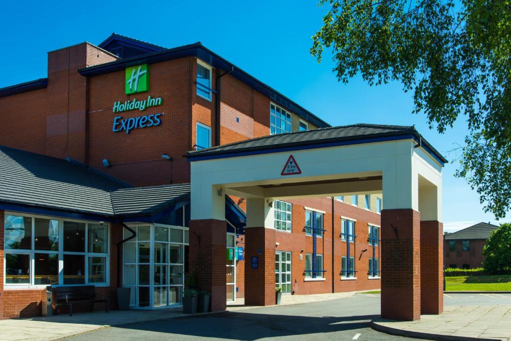un edificio de ladrillo con entrada a un hospital en Holiday Inn Express Burton on Trent, an IHG Hotel en Burton upon Trent