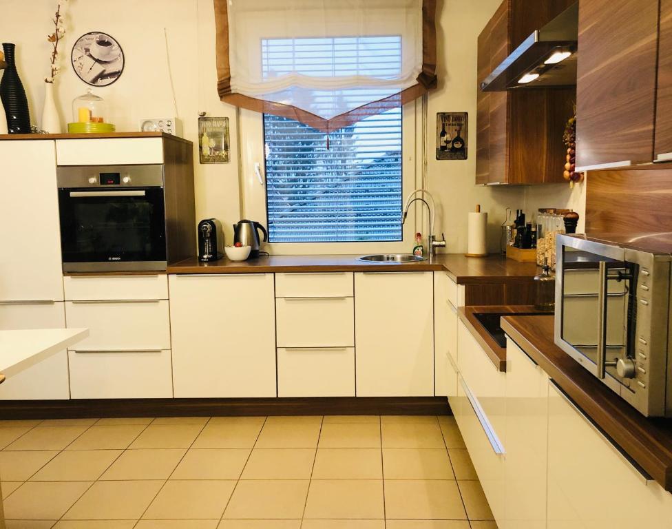 Een keuken of kitchenette bij Haus Graf Velden