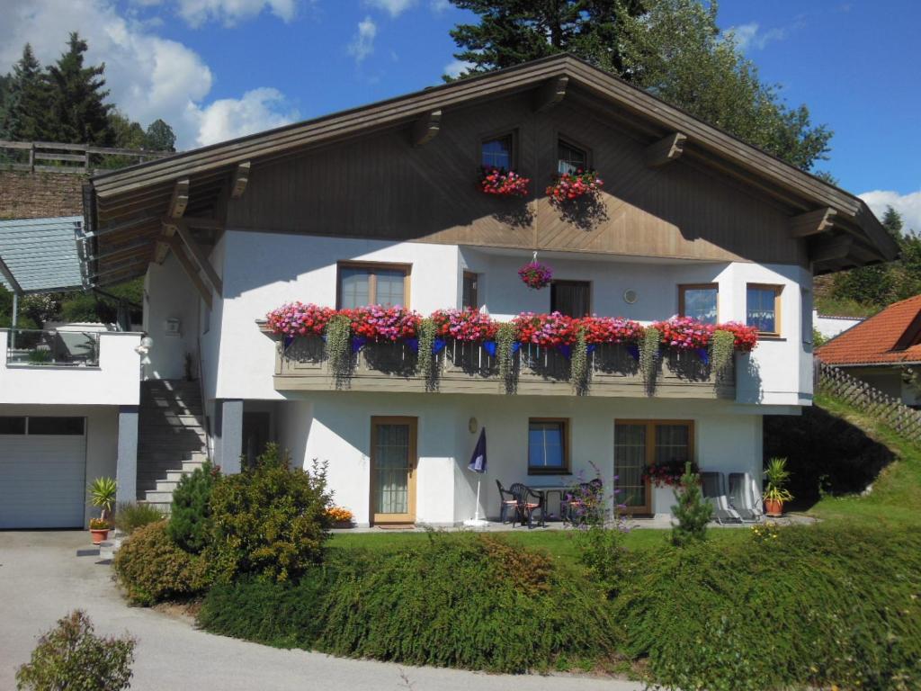 ein weißes Haus mit Blumenkästen an den Fenstern in der Unterkunft Ferienhaus Sporer in Iselsberg