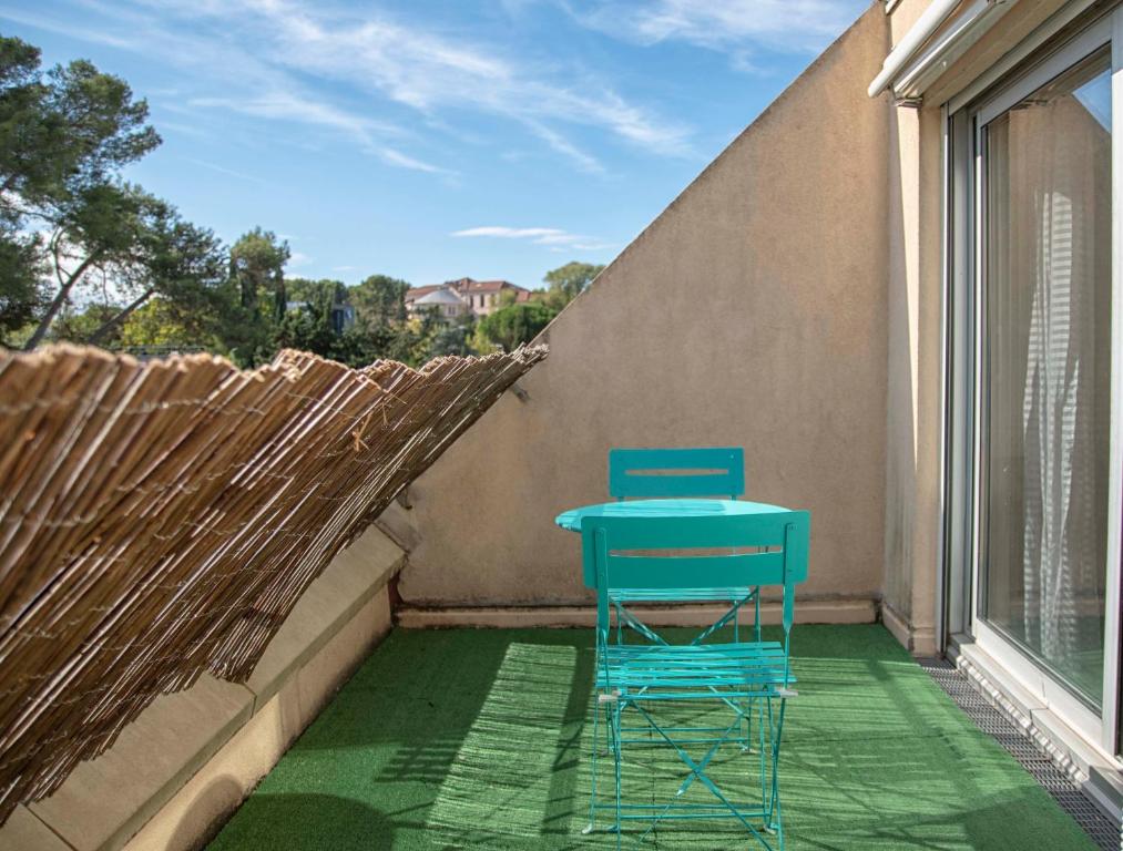 2 chaises et une table sur un balcon dans l'établissement Studio terrasse Montpellier - Parking privé - Proche ligne 1, à Montpellier