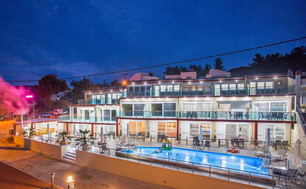 - un grand bâtiment avec une piscine la nuit dans l'établissement Rent House Diamond, à Nea Iraklitsa