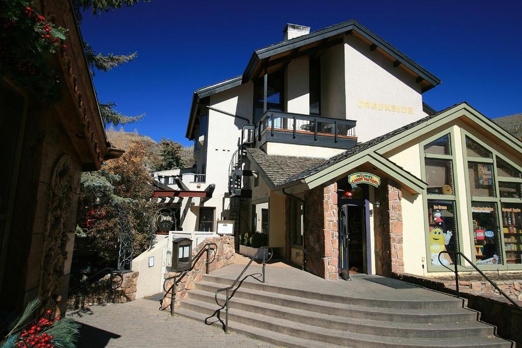 um edifício com escadas em frente a uma loja em Creekside Vail Village by Vail Realty em Vail