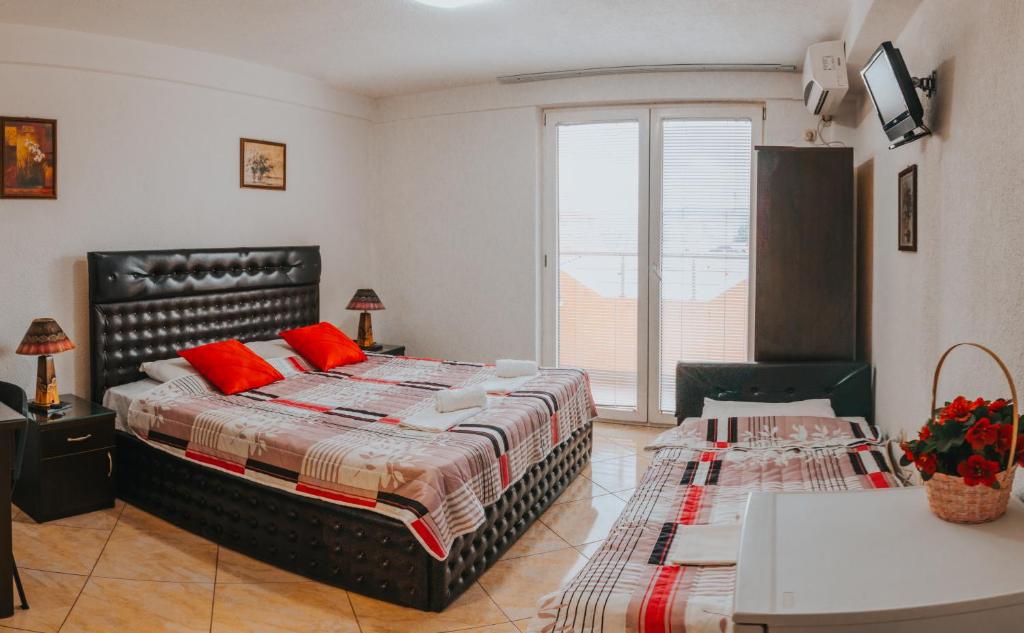 sypialnia z dużym łóżkiem z czerwonymi poduszkami w obiekcie Villa Magdalena w Ochrydzie