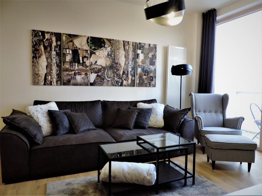 sala de estar con sofá marrón y mesa en Apartman Bery, Vysoké Tatry, en Starý Smokovec