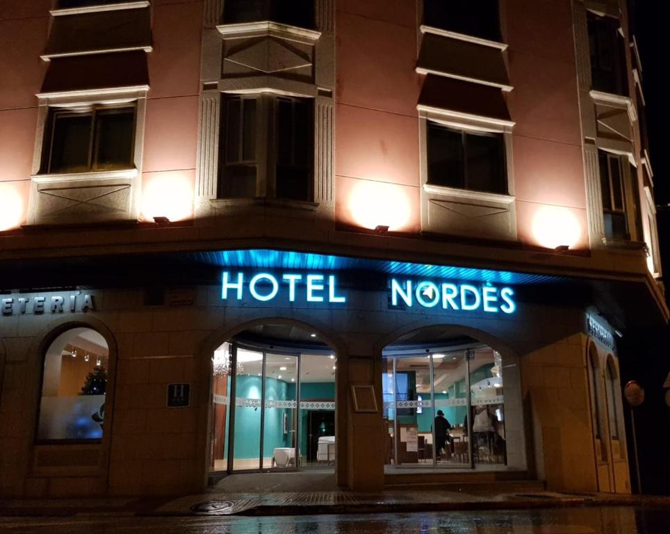 ブレーラ・デ・カボにあるHotel Nordésのホテルの指名を読む看板を持つホテル