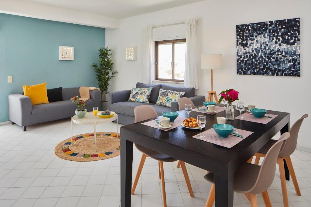 Casas Barulho Apartments Old Town في ألبوفيرا: غرفة معيشة مع طاولة وأريكة