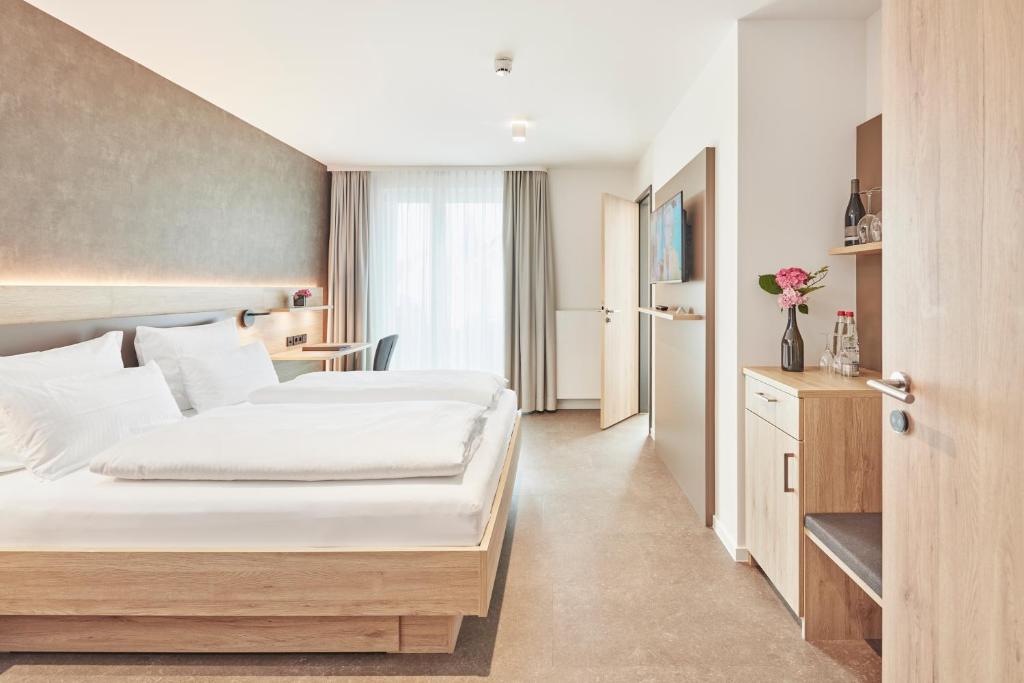 una habitación de hotel con 2 camas en una habitación en Gästehaus Bauer - Schlafen auf dem Weingut, en Heilbronn