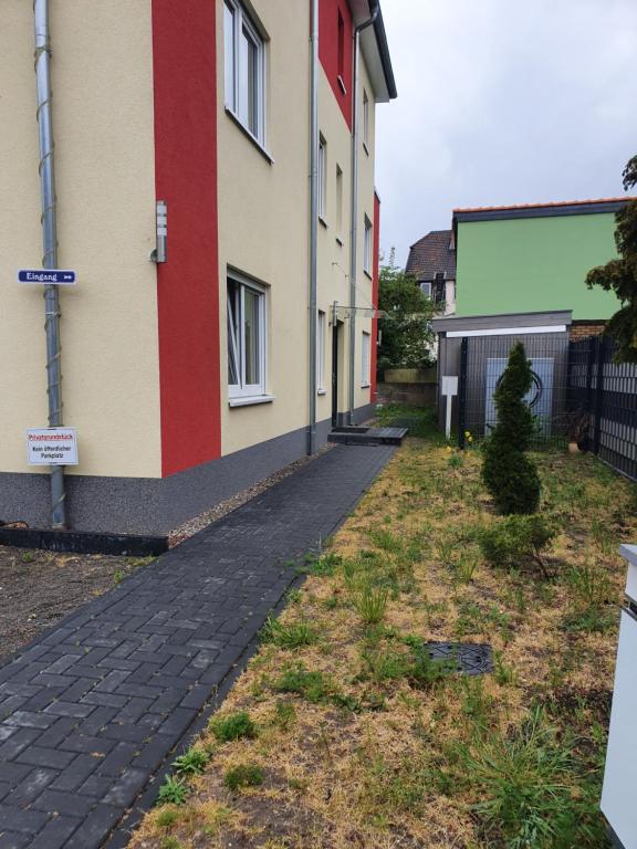 a walkway in front of a building at Seelze-Letter Monteurzimmer / Apartment / Messezimmer in Seelze