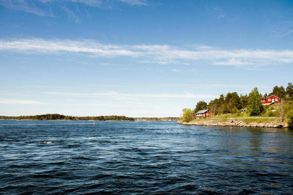 widok na rzekę z domami na brzegu w obiekcie Sjövillan B&B w mieście Vaxholm