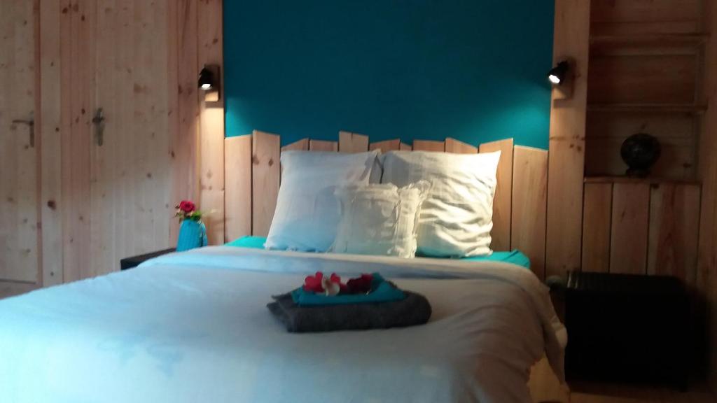 Brennilis的住宿－Gîte et Salers des Monts d'Arrée，一间卧室配有一张白色大床和蓝色的墙壁