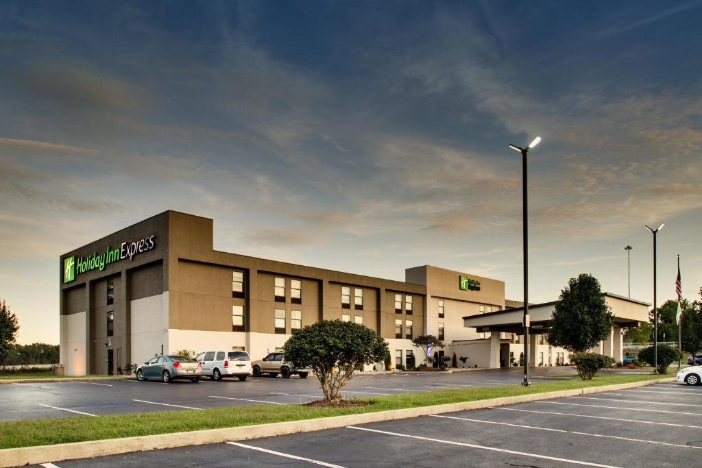 un gran edificio con coches estacionados en un estacionamiento en Holiday Inn Express - Horse Cave, an IHG Hotel, en Horse Cave