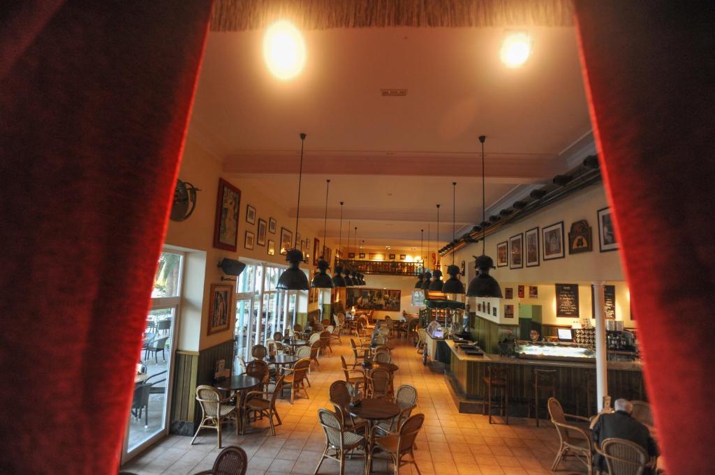 A restaurant or other place to eat at Hotel Victoria
