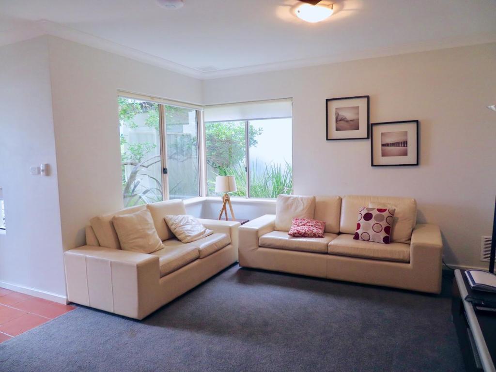uma sala de estar com dois sofás e uma janela em Ocean View Beach House, Margaret River em Gnarabup