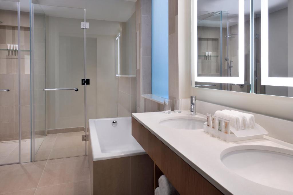 Koupelna v ubytování Holiday Inn & Suites - Dubai Festival City by IHG
